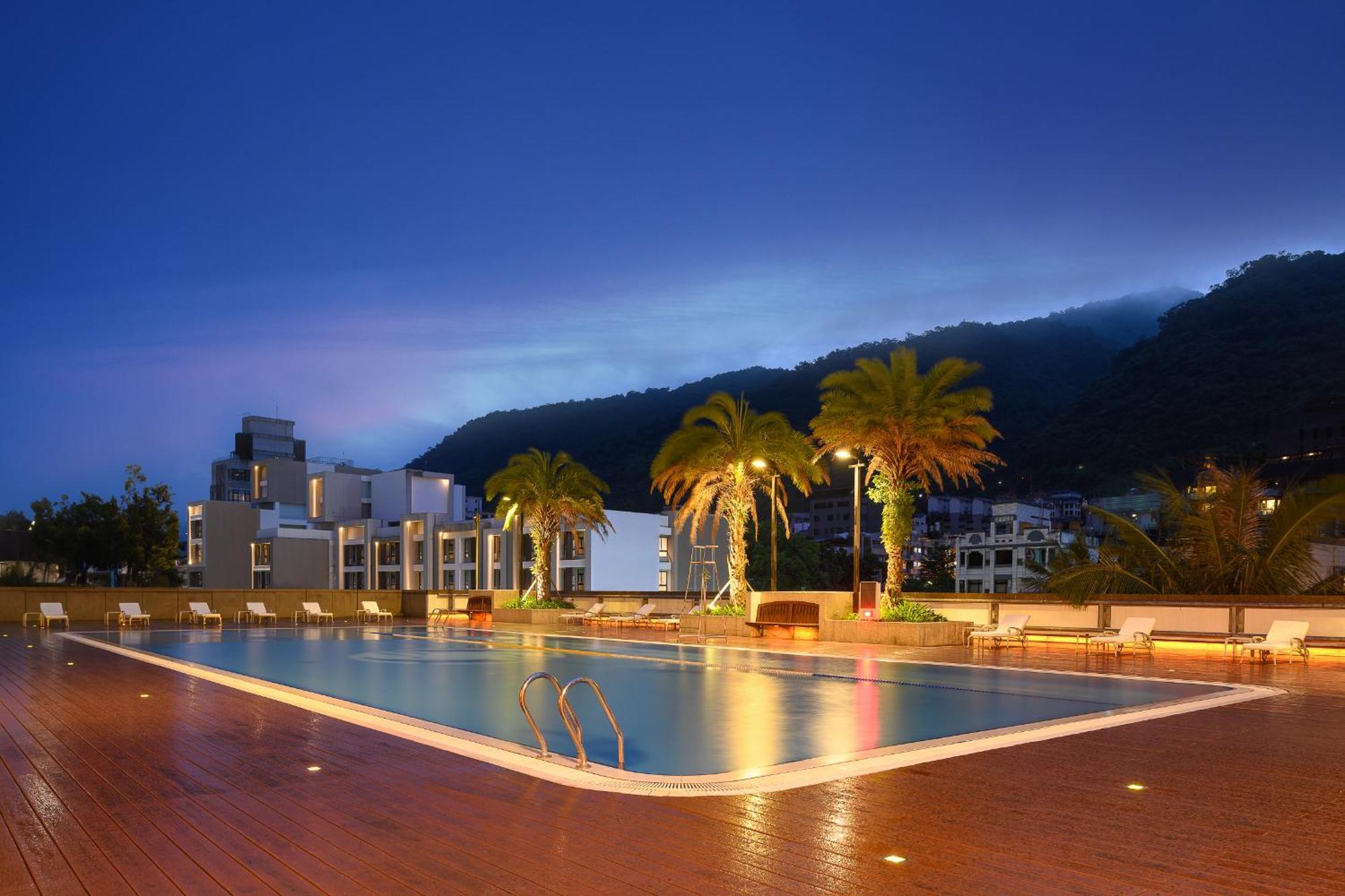 Evergreen Resort Hotel - Jiaosi Цзяоси Экстерьер фото The swimming pool at the University of Nottingham Malaysia Campus