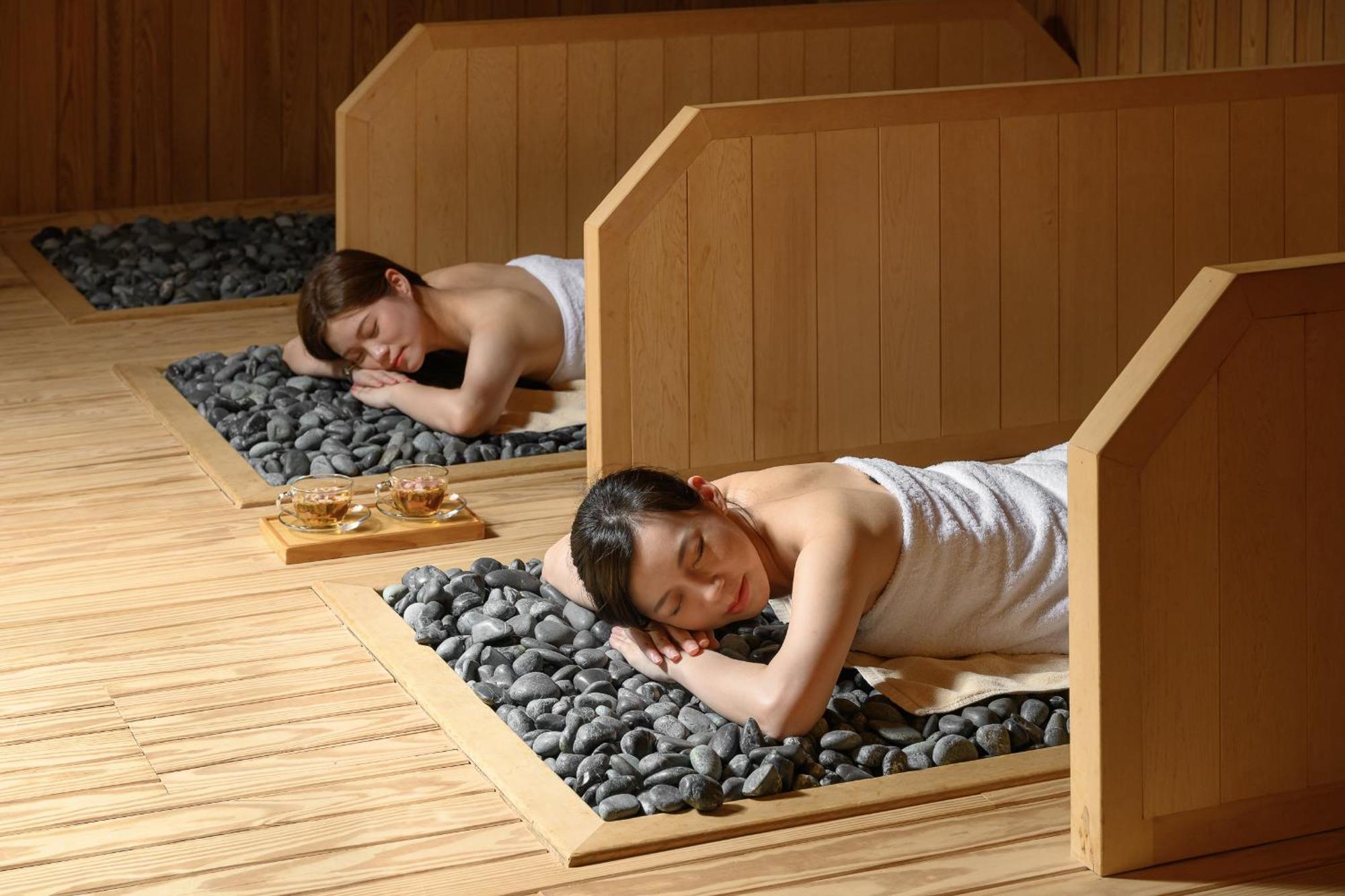 Evergreen Resort Hotel - Jiaosi Цзяоси Экстерьер фото A traditional Korean spa