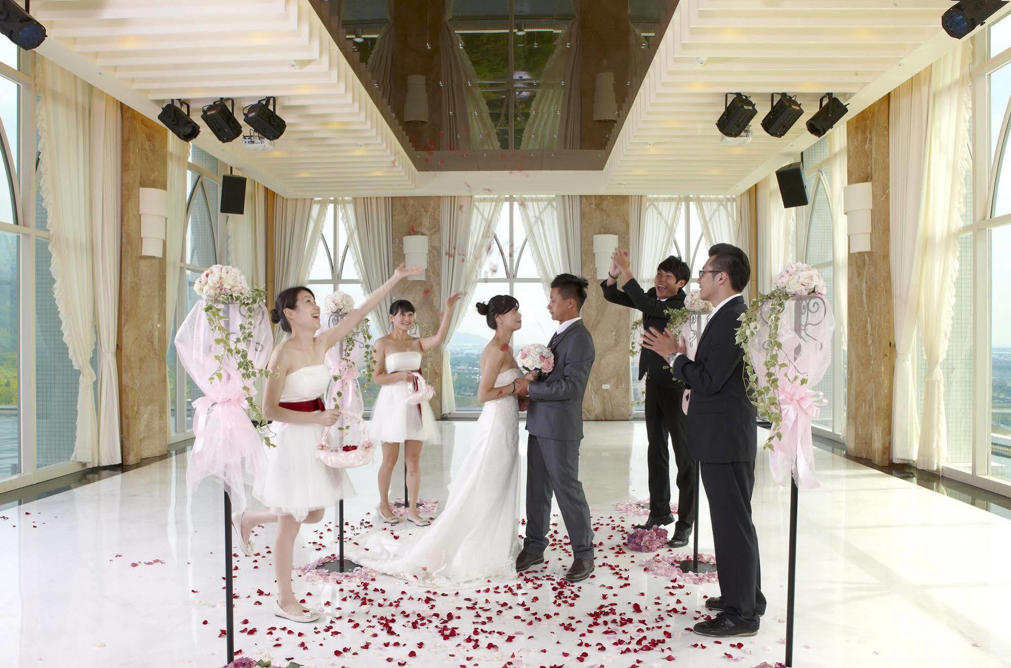 Evergreen Resort Hotel - Jiaosi Цзяоси Экстерьер фото A wedding in the Sky Chapel