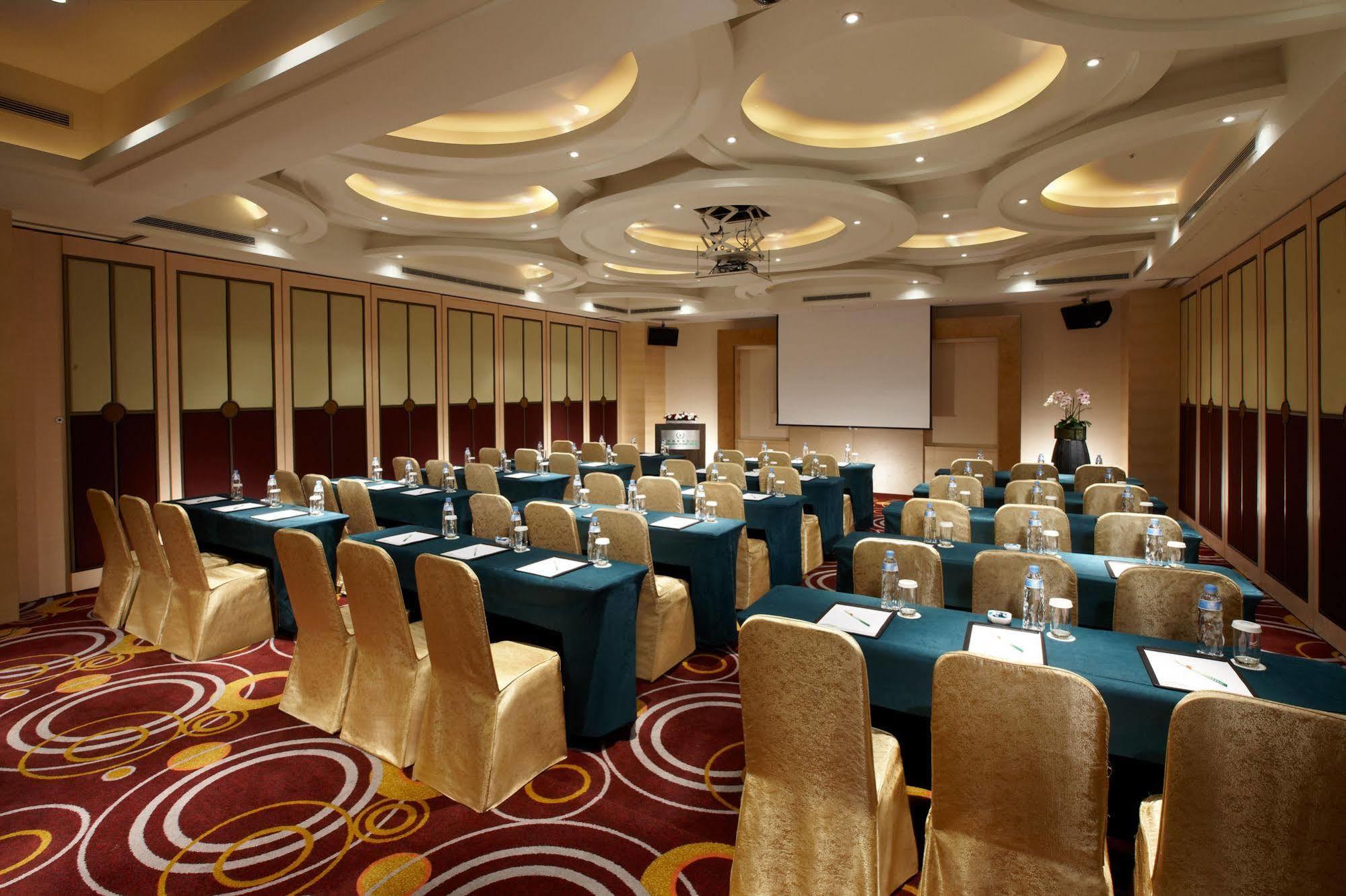 Evergreen Resort Hotel - Jiaosi Цзяоси Экстерьер фото A meeting room at a hotel